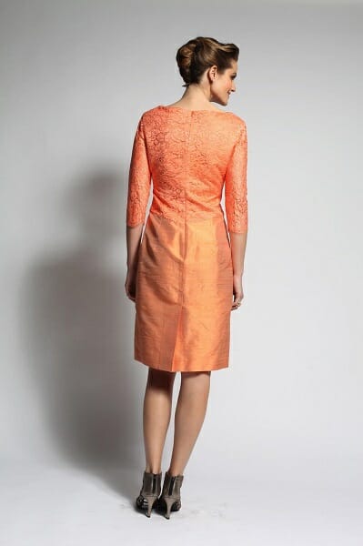 La robe de cocktail Giada, couleur abricot, de dos Collection Paule Vasseur pour Croquelune