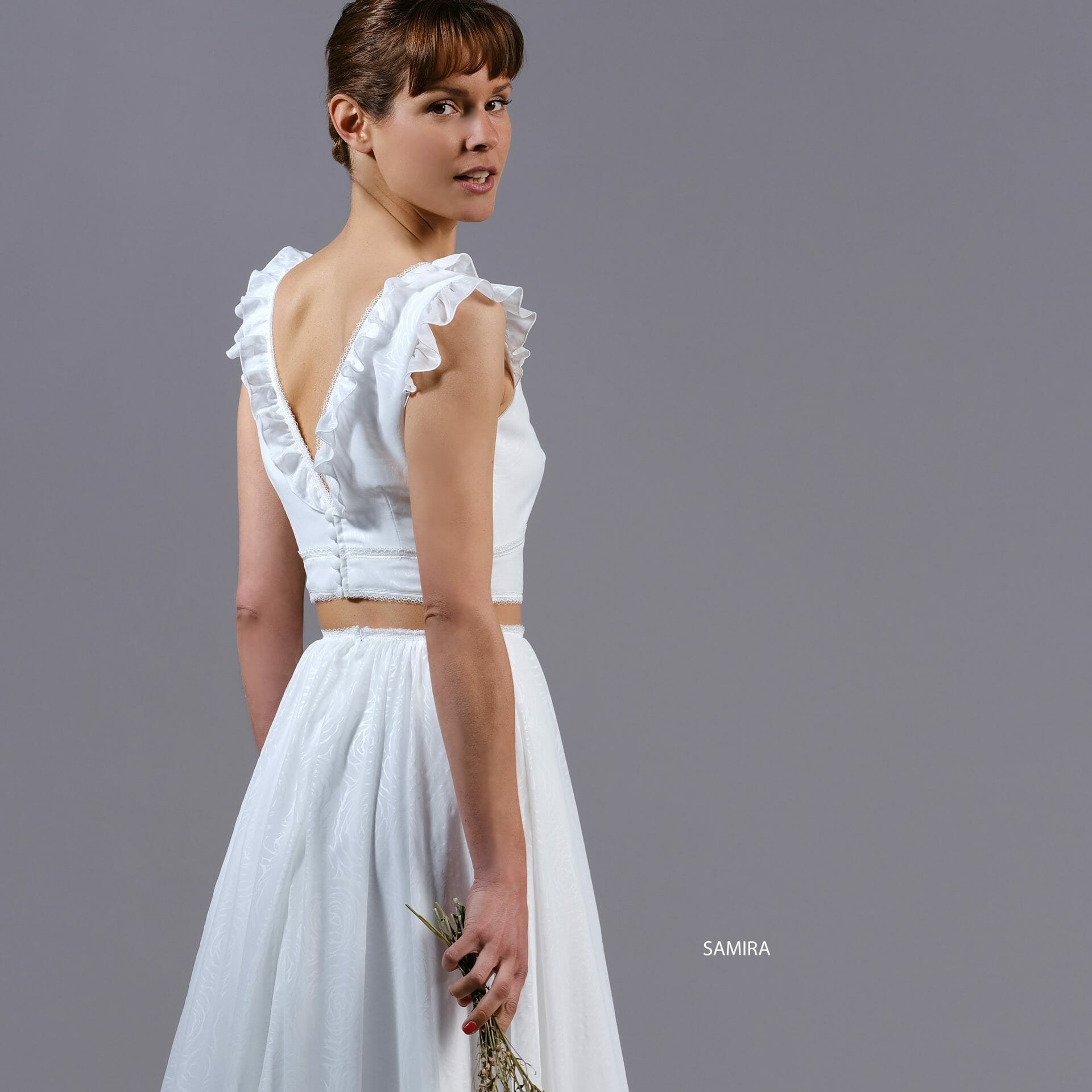 La robe de mariée, en plumetis, fabriquée en France par les Créations Bochet pour Croquelune